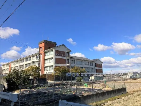 都跡中学校まで徒歩２９分です。毎日のお子さまの通学も元気に通っていただける距離となっております。