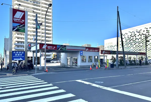 ニッポンレンタカー札幌駅前営業所です。マンションから徒歩2分のところにあります。
