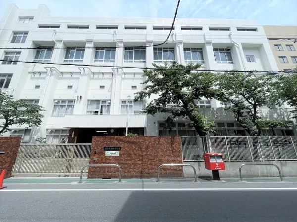 南中学校まで徒歩5分です。
毎日のお子さまの通学もしていただきやすい距離となっております。