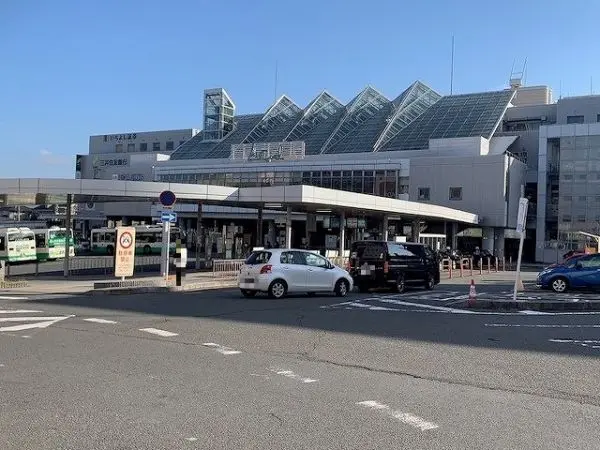 登美ヶ丘五丁目停より、近鉄学園前駅までバス乗車１０分、近鉄高の原駅までバス乗車１７分の立地です。