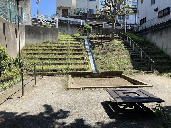 徒歩1分。住宅街の中にある公園です。歩いてすぐの距離です。