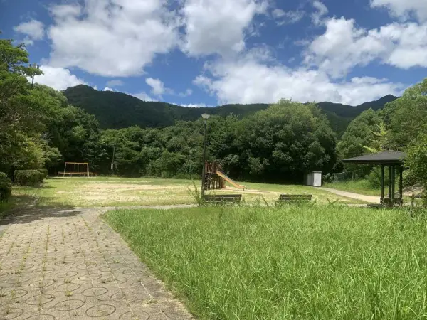 あづみ台三号公園まで徒歩4分です。お子さまを連れてのお出かけもしていただきやすい距離です。