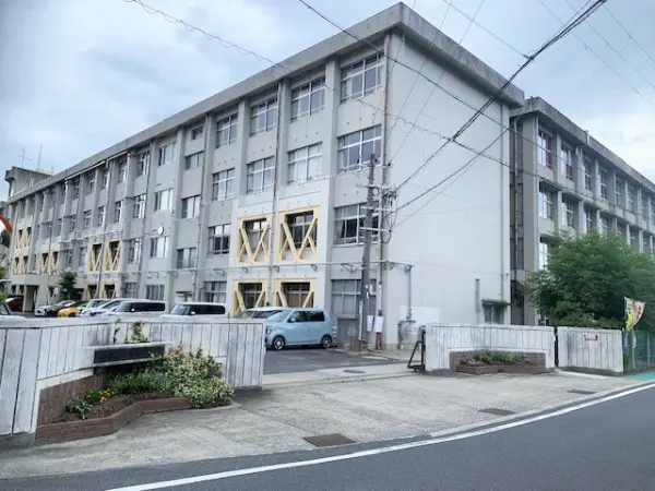 大成中学校まで徒歩22分です。毎日のお子さまの通学も元気に通っていただける距離となっております。