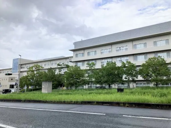 学研都市病院まで徒歩20分です。
駐車場があるため、お車でのアクセスも可能となっております。