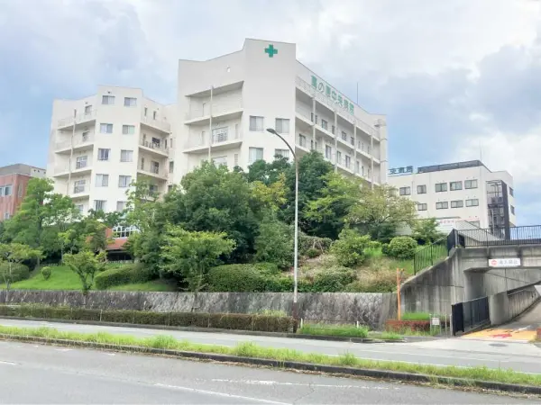 高の原中央病院まで徒歩20分です。
駐車場があるため、お車でのアクセスも可能となっております。