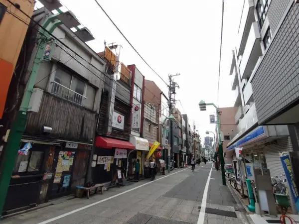 徒歩11分。飲食店や100円ショップ、クリニックなど、多彩な店舗が軒を連ねています。