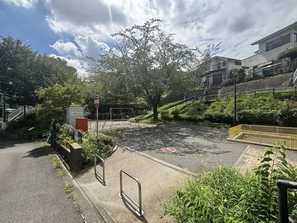 徒歩3分。ブランコや滑り台などが設置された公園です。水飲み・手洗い場も備わっています。