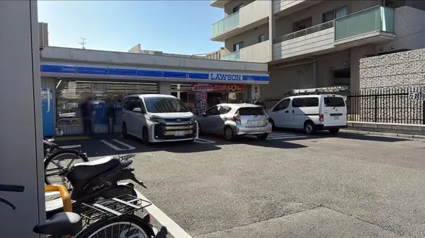 ローソンＪＲ茨木東口店：徒歩3分（約241m）