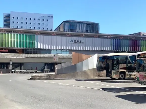 JR奈良駅まで徒歩33分です。
バス停まで徒歩5分、バス乗車18分の立地となっております。