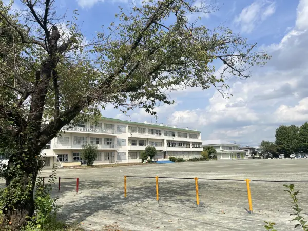 徒歩7分／ＨＰの更新頻度が高いので学校内でのお子様の活動の様子がよくわかります。