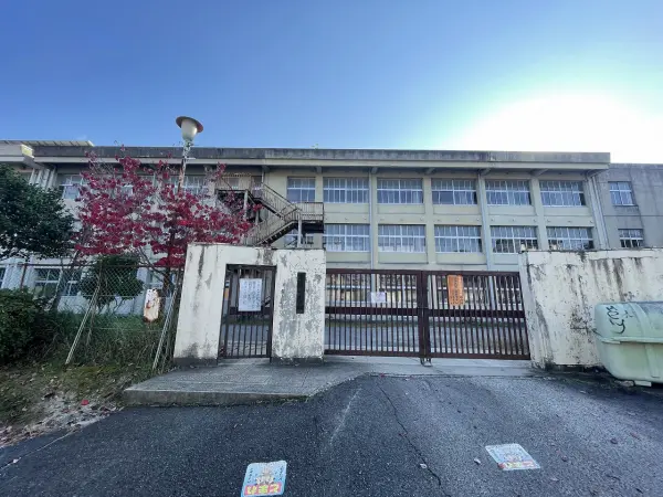 平群中学校まで徒歩30分です。
その他周辺施設等についてもお気軽にお問い合わせください。
