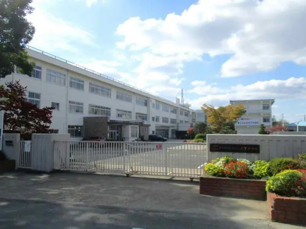 式下中学校まで徒歩24分です。毎日のお子さまの通学も元気に通っていただける距離となっております。