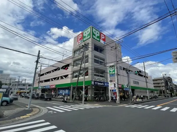 徒歩18分。営業時間は9:00～23:00。駐車場200台。まとめ買いや夜間のお買い物にも利用可。