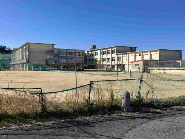 香芝西中学校まで徒歩34分です。毎日のお子さまの通学も元気に通っていただける距離となっております。