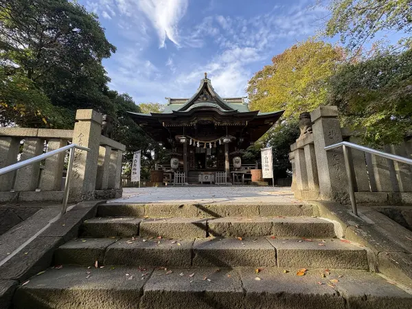 徒歩15分。源義経公が祀られ、武芸・芸能・学問にご利益がある神社。年間を通し様々な行事を実施。