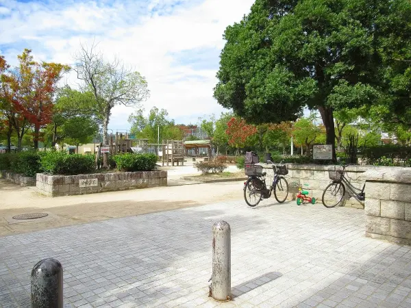 徒歩9分。広々とした広場のある公園です。遊具が設置されているスペースもあります。