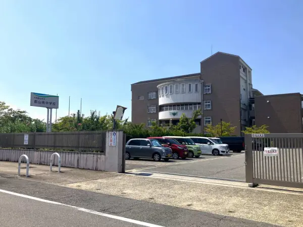 郡山南中学校まで徒歩24分です。毎日のお子さまの通学も元気に通っていただける距離となっております。