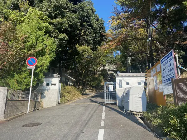 若草中学校まで徒歩20分です。毎日のお子さまの通学も元気に通っていただける距離となっております。