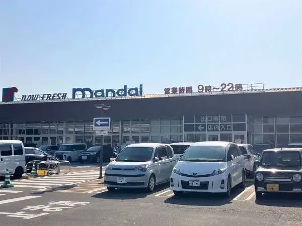 万代香芝二上店まで徒歩１１分の立地です。駐車場があるため、お車でのアクセスも可能となっております。