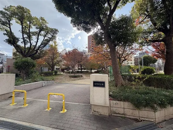 徒歩1分。滑り台や複合遊具、砂場などがある公園です。