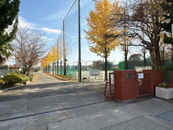 徒歩3分/1947年設立の歴史と伝統ある中学校。