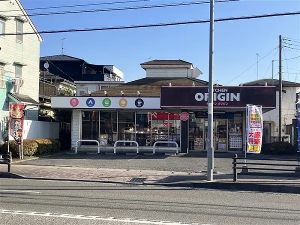 徒歩4分。店内調理にこだわり、注文後に作られるできたてのお弁当や総菜が販売。24時間営業