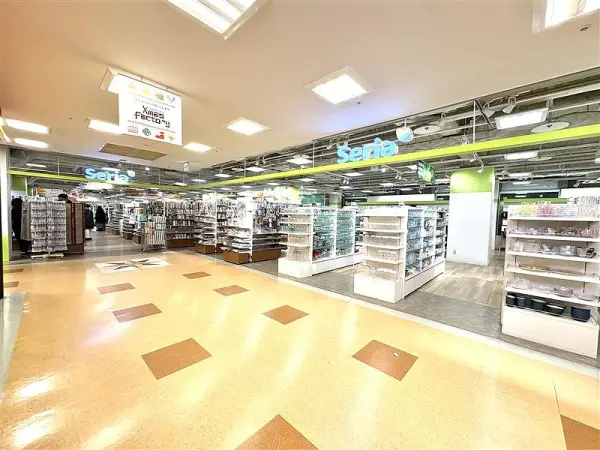 Seriaサッポロファクトリー店まで徒歩6分です。
空中歩廊で直結で行くことができます。
