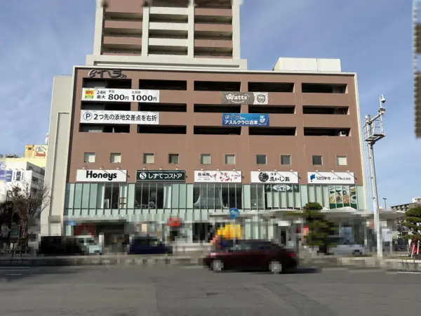 徒歩5分。JR 沼津駅前に位置するイーラde内にあるスーパー。