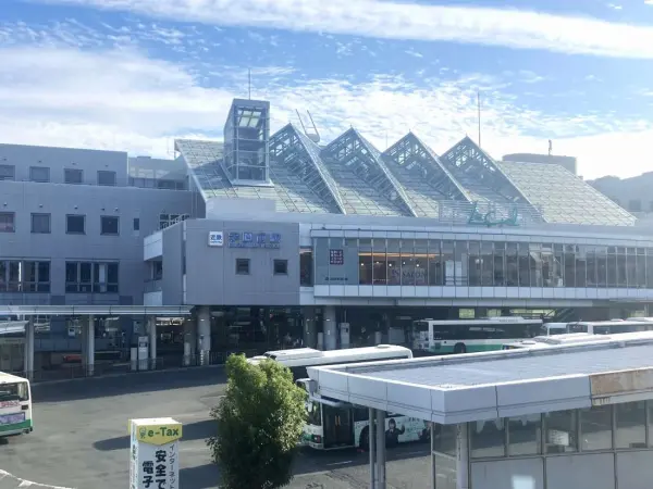 近鉄学園前駅まで徒歩15分です。バス利用でも駅までアクセス可能となっております。