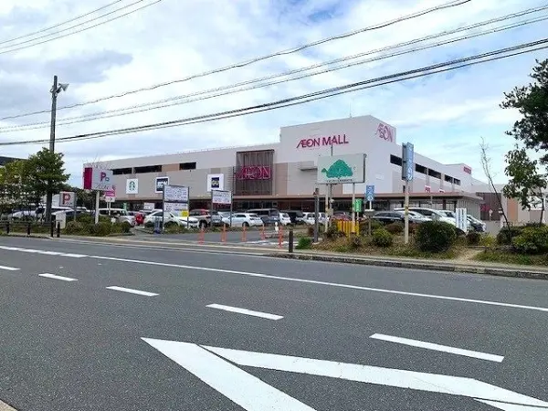 イオンモール奈良登美ヶ丘まで徒歩25分です。駐車場があるため、お車でのアクセスも可能です。