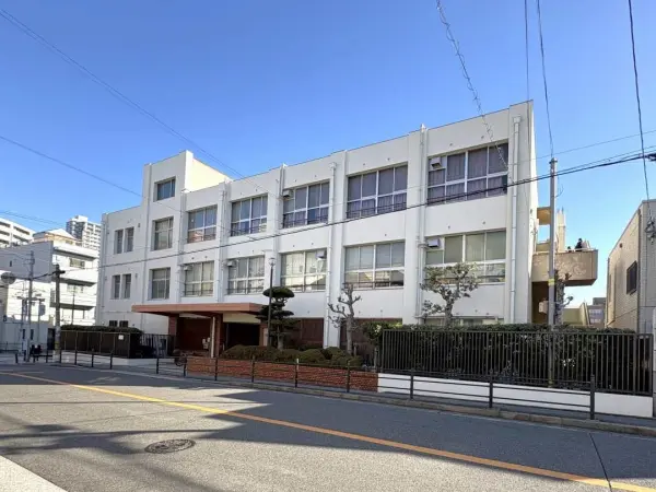 高津中学校まで徒歩10分です。毎日のお子さまの通学もしていただきやすい距離となっております。