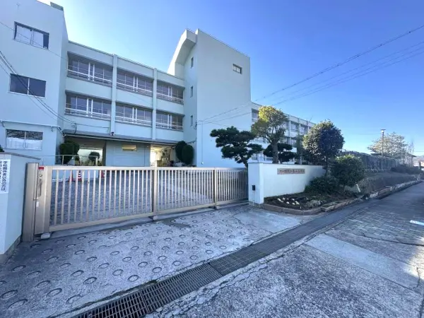 河合第二小学校まで徒歩24分です。毎日のお子さまの通学も元気に通っていただける距離となっております。