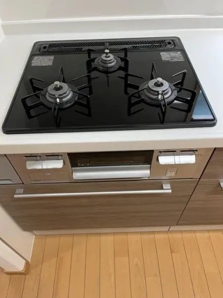 3口コンロ。複数品を同時に調理でき、効率良くお料理を進めることができそうです。