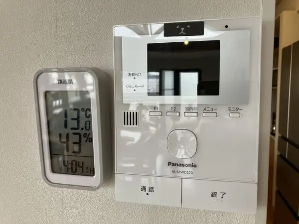 モニター付きインターホンです。来客を室内で確認でき、安心です。わざわざ玄関に行かなくてもいいですね。