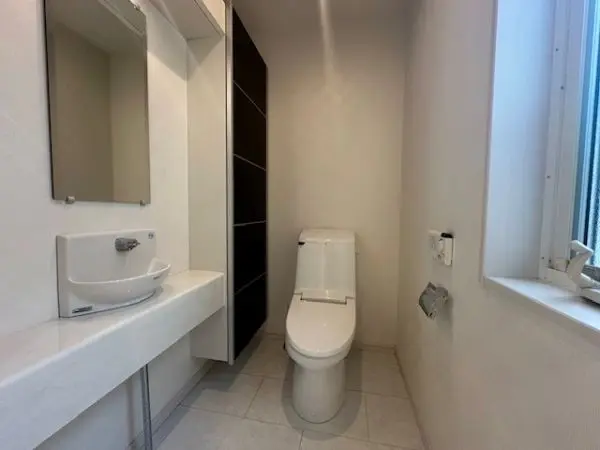 １階にあるトイレです。独立型の手洗い器が設置されており、衛生的にご利用いただけます。