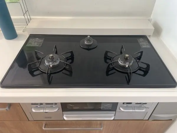 キッチンには3口ガスコンロが備え付けられています。