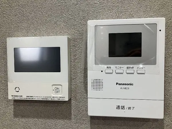 モニター付インターホンです。来客を室内で確認でき、安心です。わざわざ玄関に行く手間も省けます。