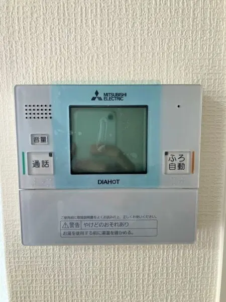 給湯器リモコンが設置されていまお料理の合間に入浴準備をすることが可能。