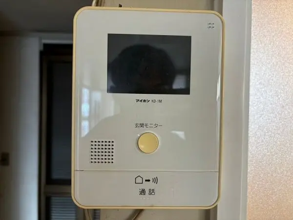 モニター付きインターホンです。来客を室内で確認でき、安心です。わざわざ玄関に行く手間も省けます。