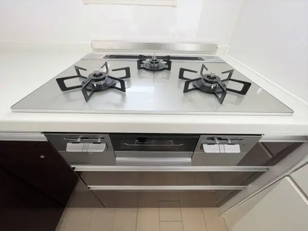 Ｌ型のシステムキッチンが採用されています。食器洗乾燥機・ガスコンロ・レンジフードは交換済みです。
