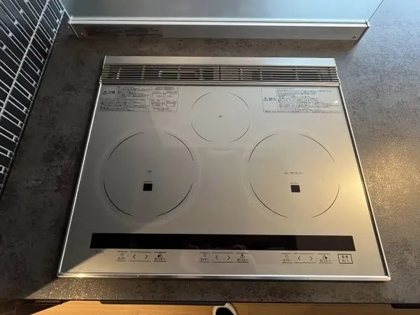 フラットなトッププレートのＩＨクッキングヒーターが採用されています。3口仕様で同時に複数調理が可能。