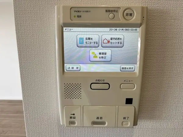モニター付きインターホンです。来客を室内で確認でき、安心です。わざわざ玄関に行く手間も省けます。