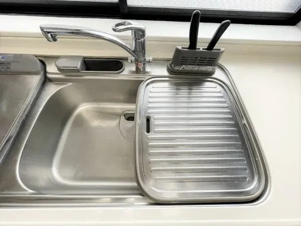 お掃除簡単なＩＨクッキングヒーターと、後片づけに助かる食器洗い乾燥機搭載のシステムキッチンです。