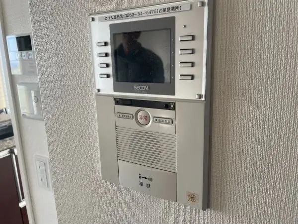 TVモニターで、来訪者の顔を確認してから応対ができます。非対面での荷物の受け取りにも。