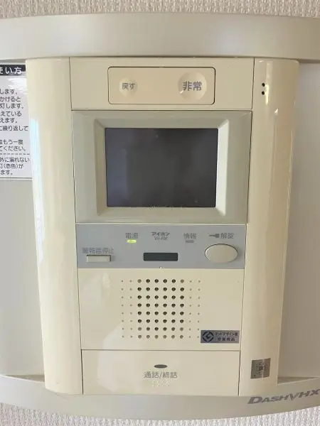 TVモニター付きインターホン。来訪者の顔と声を確認してから応対することができます。