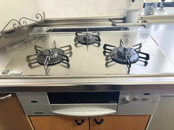 三口コンロが備わった、システムキッチンです。吊戸棚もあり、調理器具や食器等も収納していただけます。