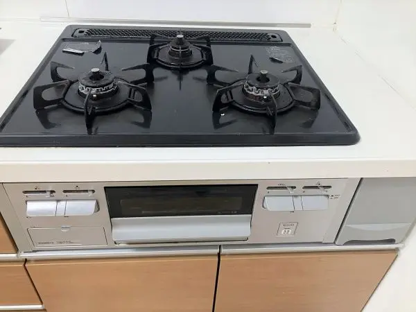キッチンは２０２０年１２月に新調。お料理がはかどる三口コンロ搭載のシステムキッチンとなっております。