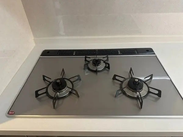 キッチンにあるグリル付き３口コンロです。同時に複数調理でき作業効率がアップします。