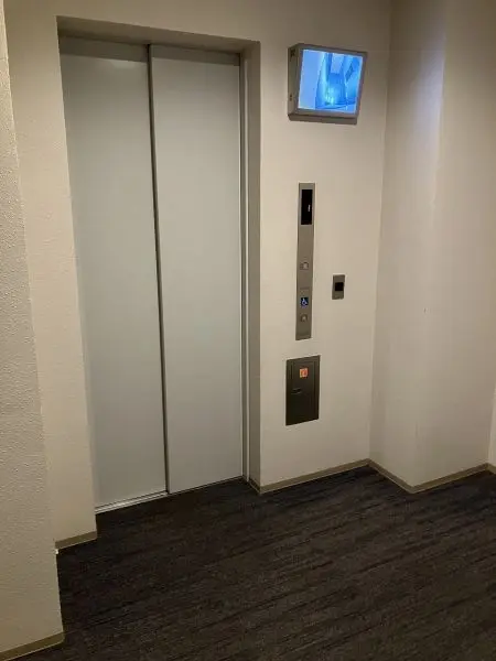 モニター付きエレベーター