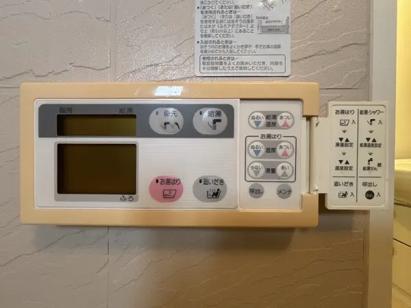 浴室にある操作盤です。自動湯はり、追い炊き機能が搭載されています。